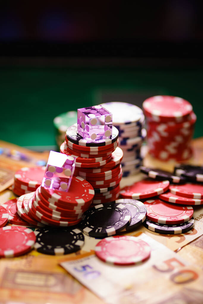 Uma mesa de casino com notas de euro
  - Foto, Imagem