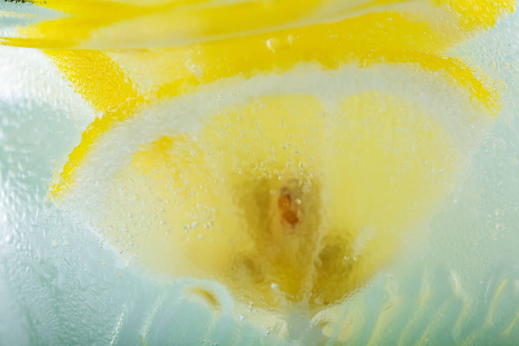 Citronnade avec tranche de citron vert jaune
 - Photo, image