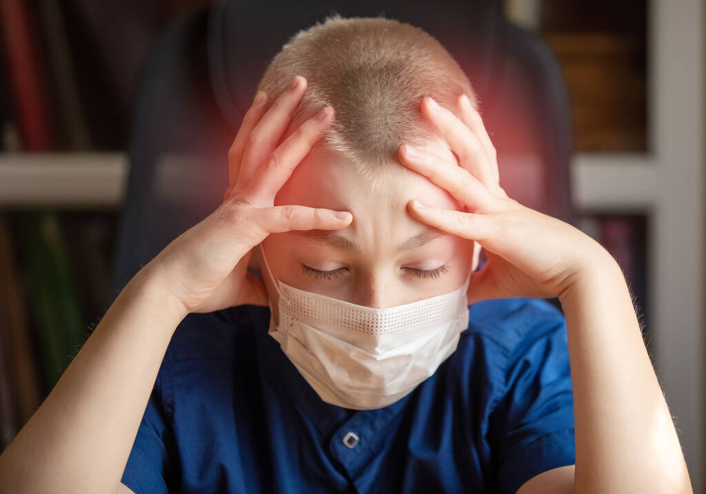 Ein maskiertes Kind von einem brütenden Virus - Foto, Bild