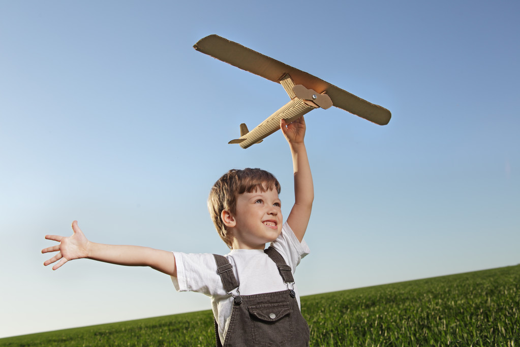 crianças com airplan brinquedo ao ar livre - Foto, Imagem