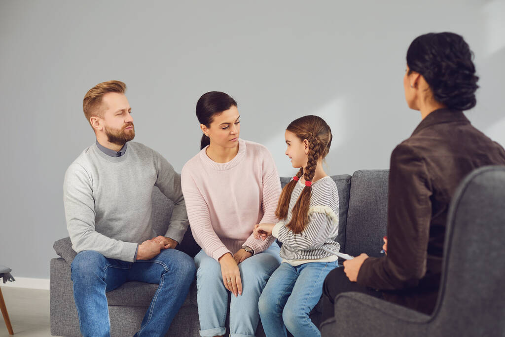 Familienpsychologe. Psychologin bei einer Psychotherapie-Sitzung mit Familie im Büro. - Foto, Bild