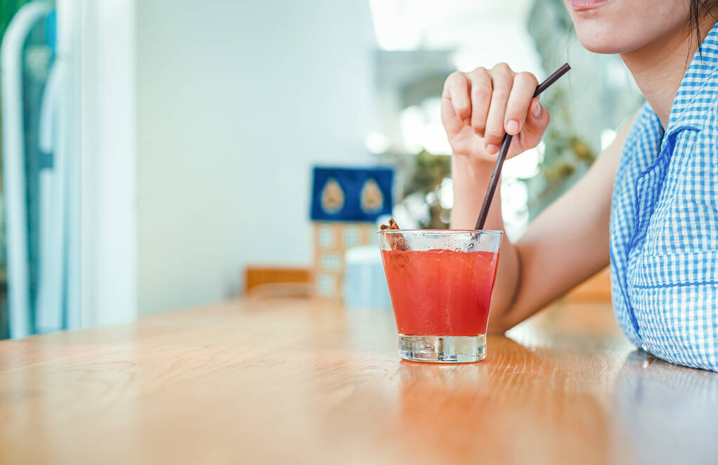 Ženy pijí šťavnatou jahodovou směs šťavnaté broskve. Občerstvení k pití za slunečného dne. - Fotografie, Obrázek