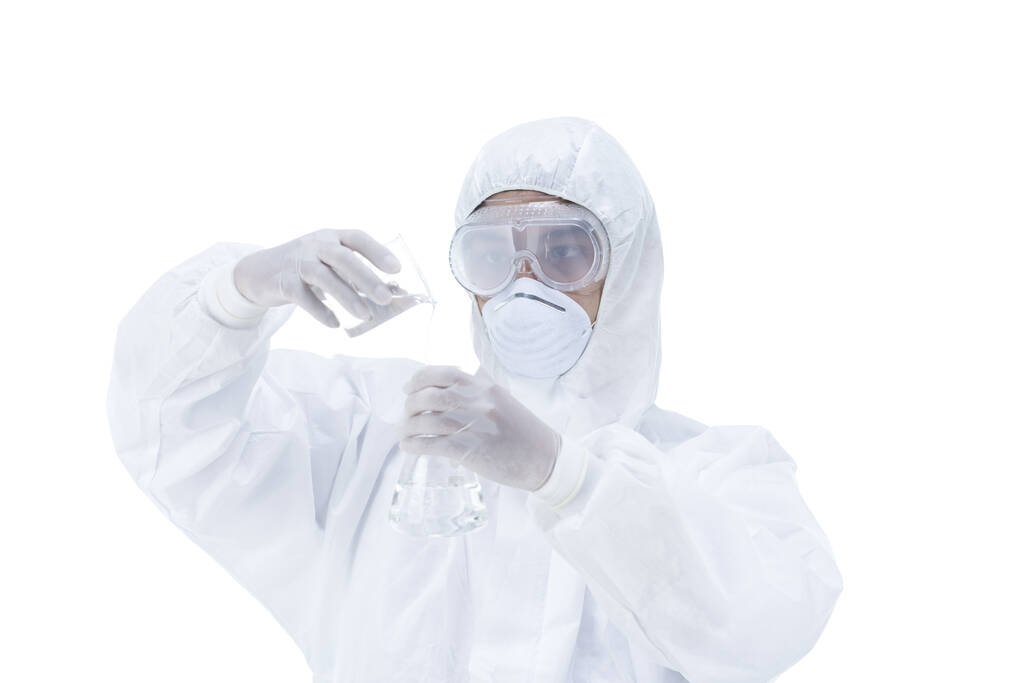 Chemiker im Labor bei der Untersuchung von Reagenzgläsern, Porträt eines asiatischen Biotechnologen bei der Untersuchung eines Reagenzglases mit Flüssigkeit auf weißem Hintergrund - Foto, Bild