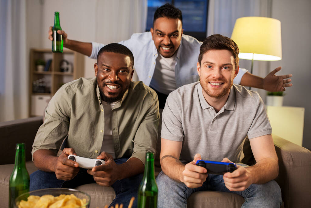 onnellisia ystäviä pelaa videopelejä kotona yöllä
 - Valokuva, kuva