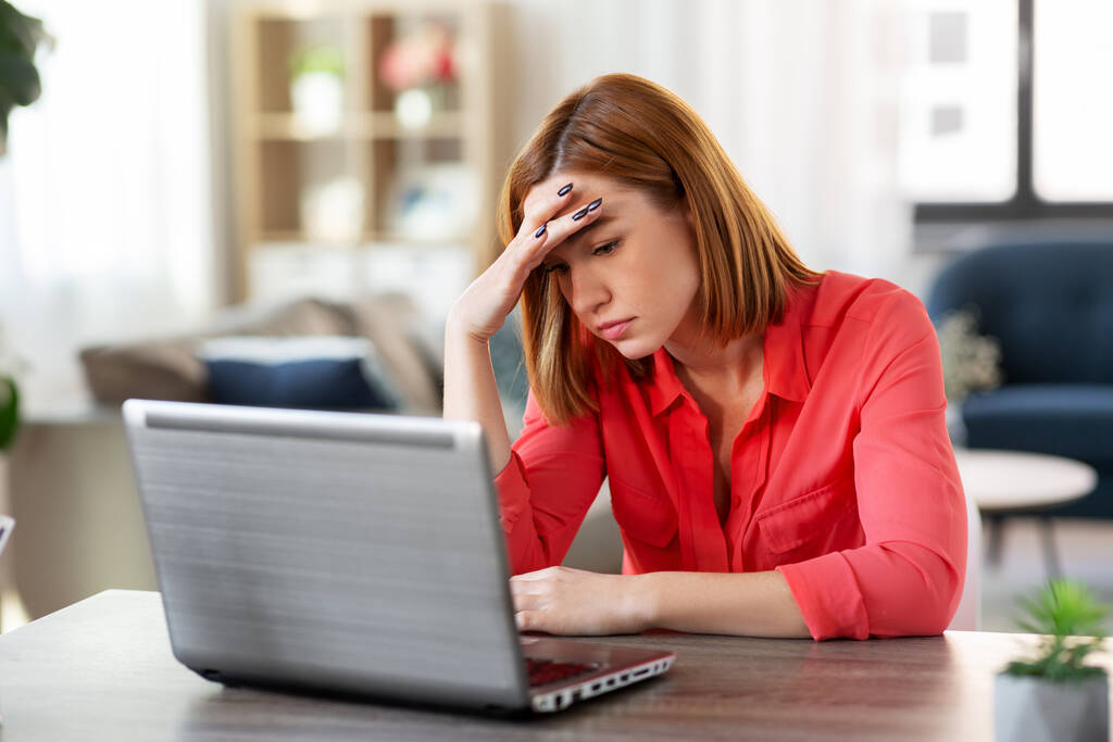 donna stressata con computer portatile che lavora a casa ufficio - Foto, immagini