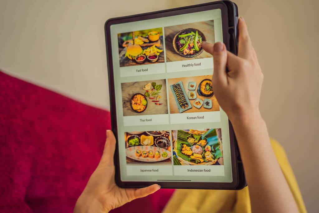 Jovem pede comida para almoço online usando Tablet
 - Foto, Imagem