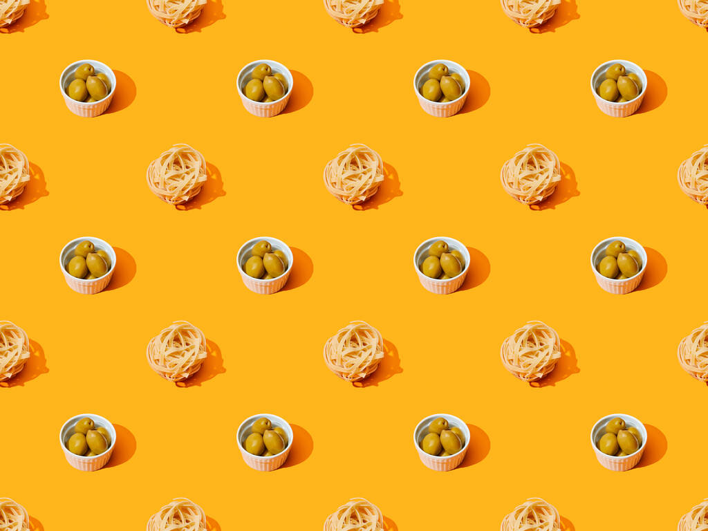 свіжа паста з оливками на помаранчевому барвистому фоні, безшовний візерунок
 - Фото, зображення