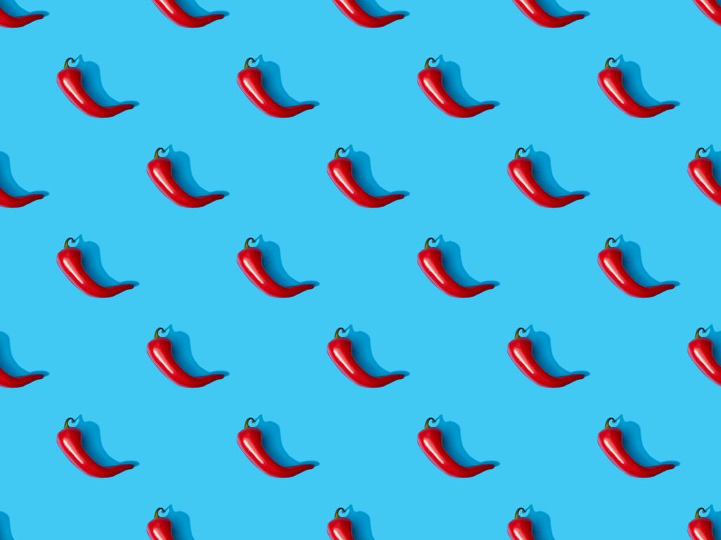 vista superior de los chiles picantes rojos sobre fondo colorido azul, patrón sin costuras
 - Foto, Imagen