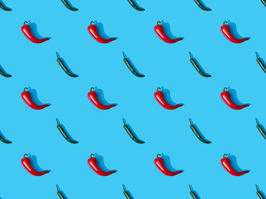 widok z góry czerwony pikantny papryka chili i jalapenos na niebieskim kolorowym tle, bezszwowy wzór - Zdjęcie, obraz