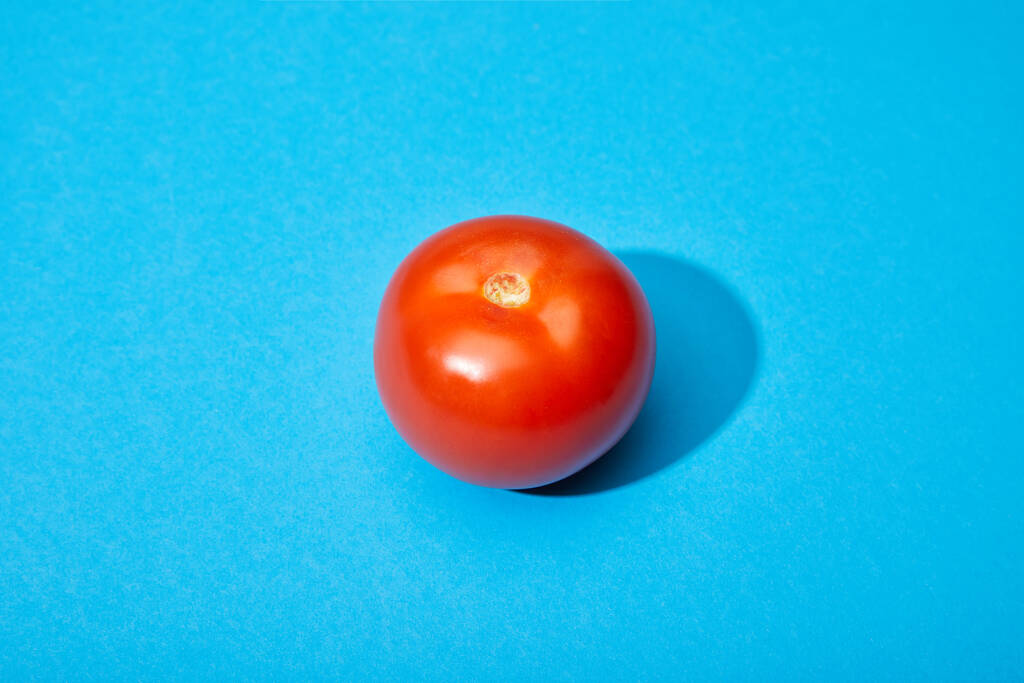 спелые свежие помидоры на голубом фоне
 - Фото, изображение