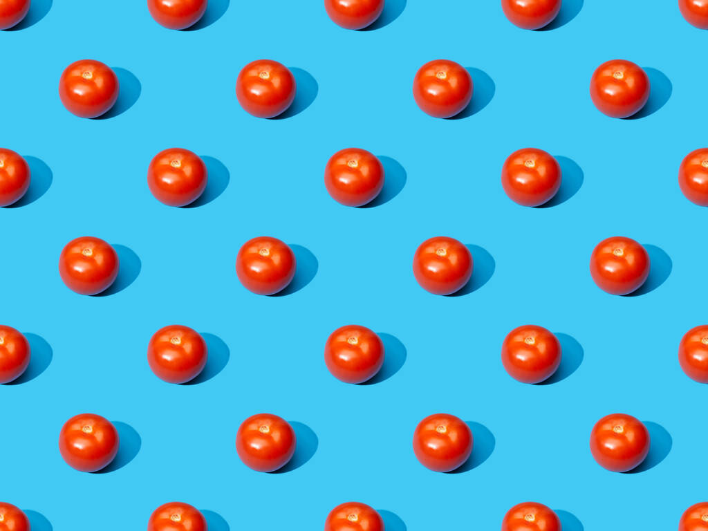 verse tomaten op blauwe kleurrijke achtergrond, naadloos patroon - Foto, afbeelding