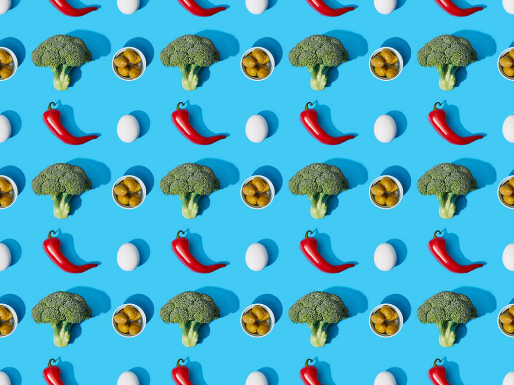 top view friss zöld brokkoli, tojás, chili paprika és olajbogyó kék alapon, zökkenőmentes minta - Fotó, kép