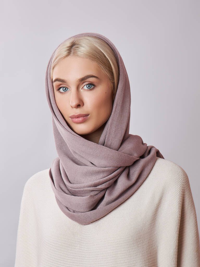 Европейская мусульманка с светлыми волосами в платке на голове. Красивая девушка в свитере с мягкой кожей, натуральная косметика
 - Фото, изображение