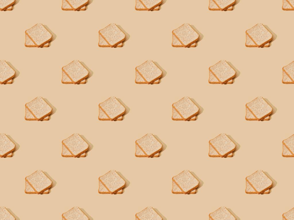 frisches Toastbrot auf beigem Hintergrund, nahtloses Muster - Foto, Bild