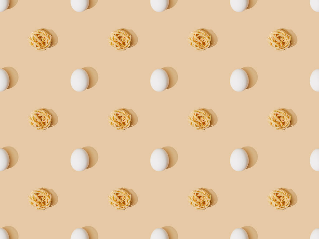 πάνω όψη φρέσκων ζυμαρικών με αυγά σε μπεζ φόντο, χωρίς ραφή μοτίβο - Φωτογραφία, εικόνα