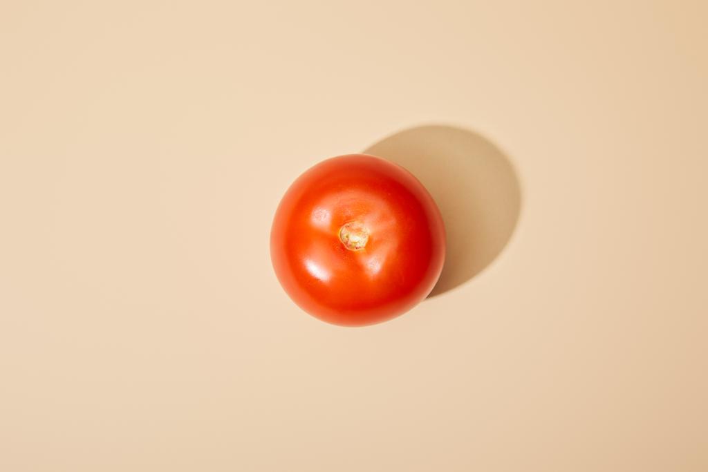 vrchní pohled na zralé čerstvé rajče na béžovém pozadí - Fotografie, Obrázek
