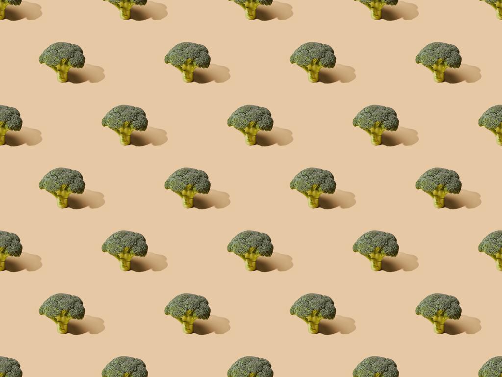 brócoli verde fresco sobre fondo beige, patrón sin costuras
 - Foto, imagen