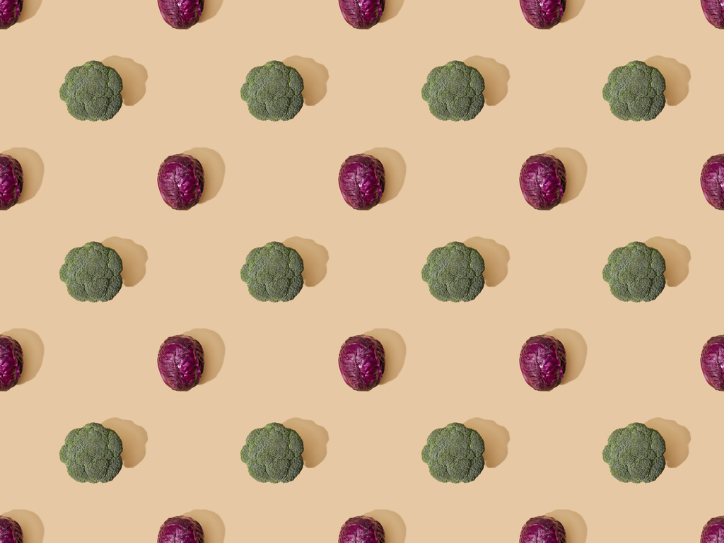 Draufsicht auf ganzen reifen Rotkohl und Brokkoli auf beigem Hintergrund, nahtloses Muster - Foto, Bild