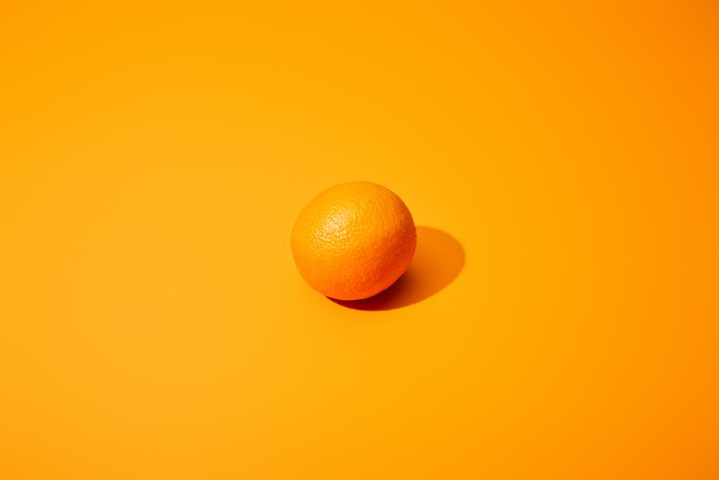 zralé oranžové na barevném pozadí s kopírovacím prostorem - Fotografie, Obrázek