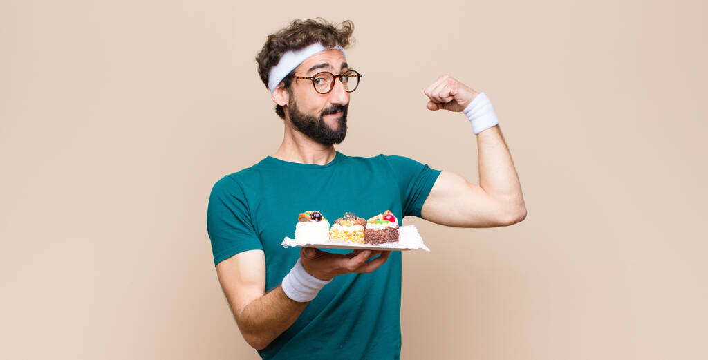 nuori urheilu mies kakkuja vastaan tasainen seinä
 - Valokuva, kuva