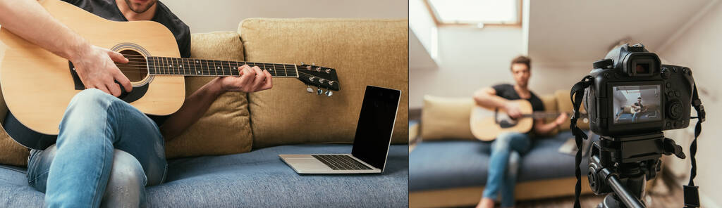 koláž mladé video blogger hraje na kytaru, zatímco sedí na pohovce v blízkosti notebooku s prázdnou obrazovkou a při pohledu na digitální fotoaparát, panoramatický záběr - Fotografie, Obrázek