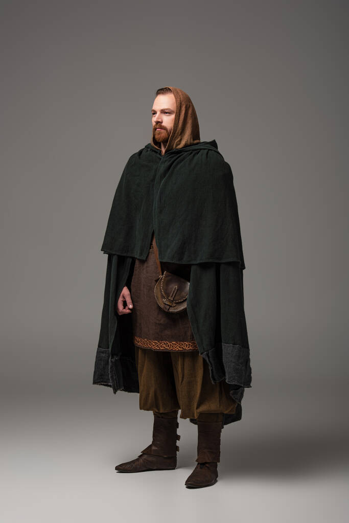 medieval escocés pelirroja hombre en mantel sobre fondo gris
 - Foto, Imagen