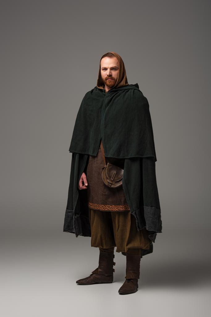 medieval escocés pelirroja hombre en mantel sobre fondo gris
 - Foto, imagen