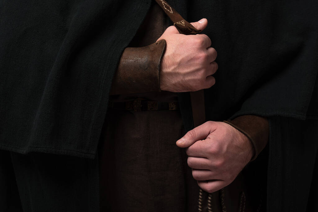vista da vicino delle mani medievali dell'uomo scozzese
 - Foto, immagini