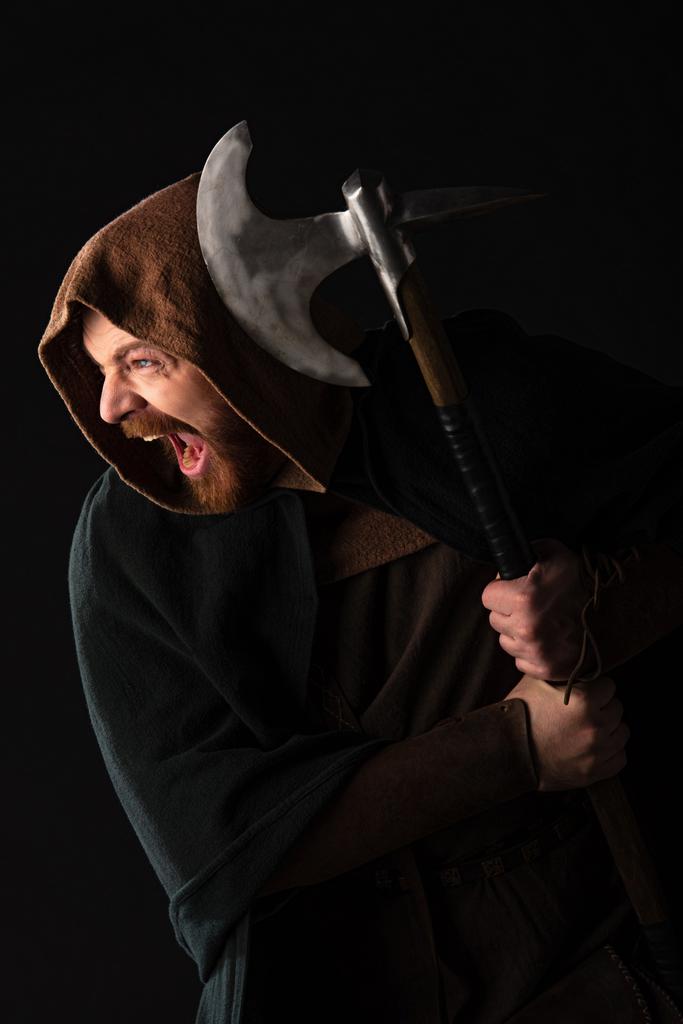 středověký skotský válečník s válečnou sekerou v krbové římse křičící izolované na černé - Fotografie, Obrázek