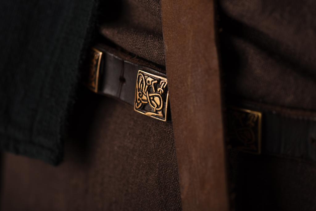 zblízka pohled na středověké skotské hnědé oblečení a opasek se zlatou přezkou - Fotografie, Obrázek