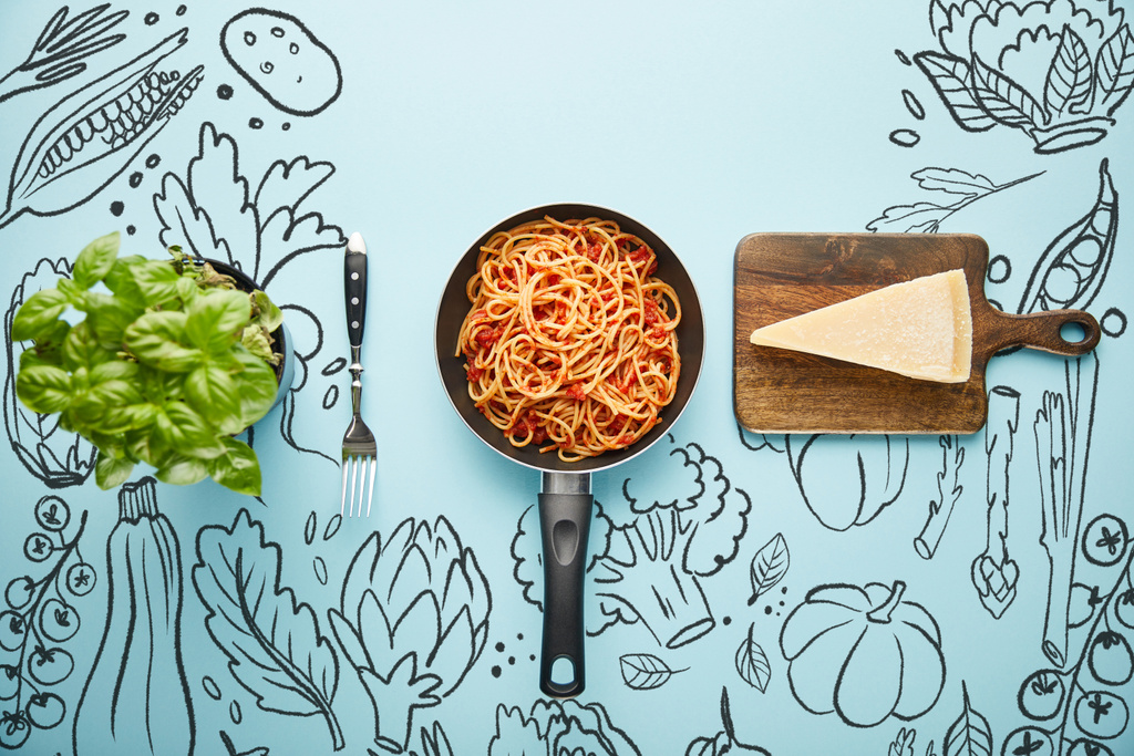 stese piatte con deliziosi spaghetti con salsa di pomodoro in padella vicino alle foglie di basilico e parmigiano su fondo blu con illustrazione alimentare
 - Foto, immagini