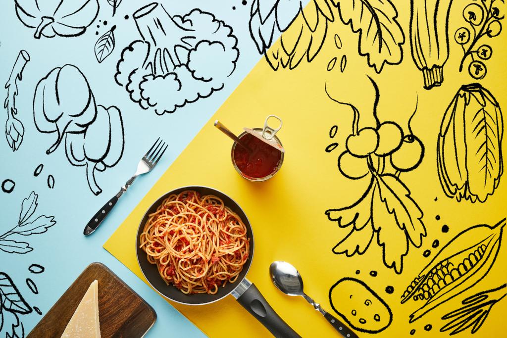 επίπεδο lay με νόστιμα μακαρόνια με σάλτσα ντομάτας με παρμεζάνα σε μπλε και κίτρινο φόντο με λαχανικών εικονογράφηση - Φωτογραφία, εικόνα