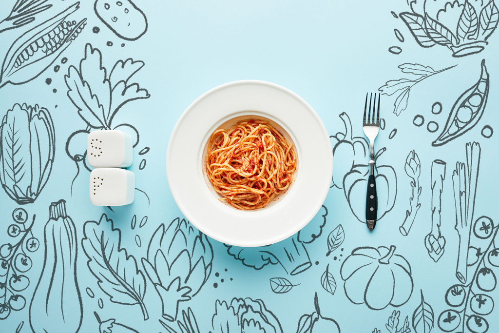 płaskie leżały z pysznym spaghetti z sosem pomidorowym w pobliżu widelca, solniczki i pieprzniczki na niebieskim tle z ilustracją warzyw - Zdjęcie, obraz