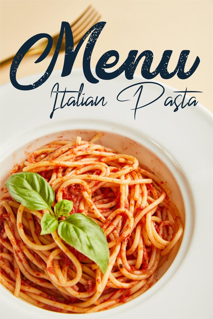 селективний фокус смачного спагетті з томатним соусом у тарілці біля виделки на жовтому тлі з ілюстрацією італійського макаронного меню. - Фото, зображення