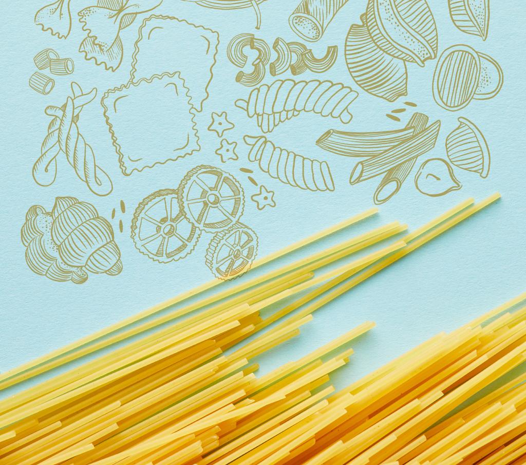 πάνω όψη ακατέργαστης μακαρονάδας σε μπλε φόντο με εικονογράφηση τροφίμων - Φωτογραφία, εικόνα