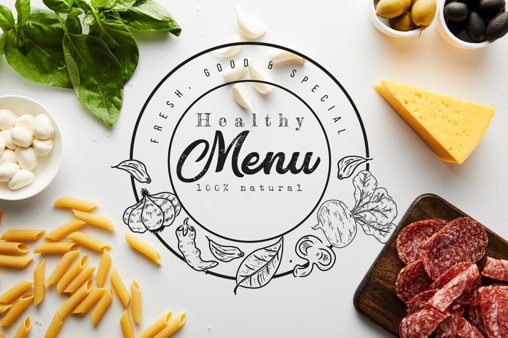 Vista dall'alto di pasta, piatto di carne, formaggio e ingredienti su sfondo bianco, sano illustrazione del menu
 - Foto, immagini