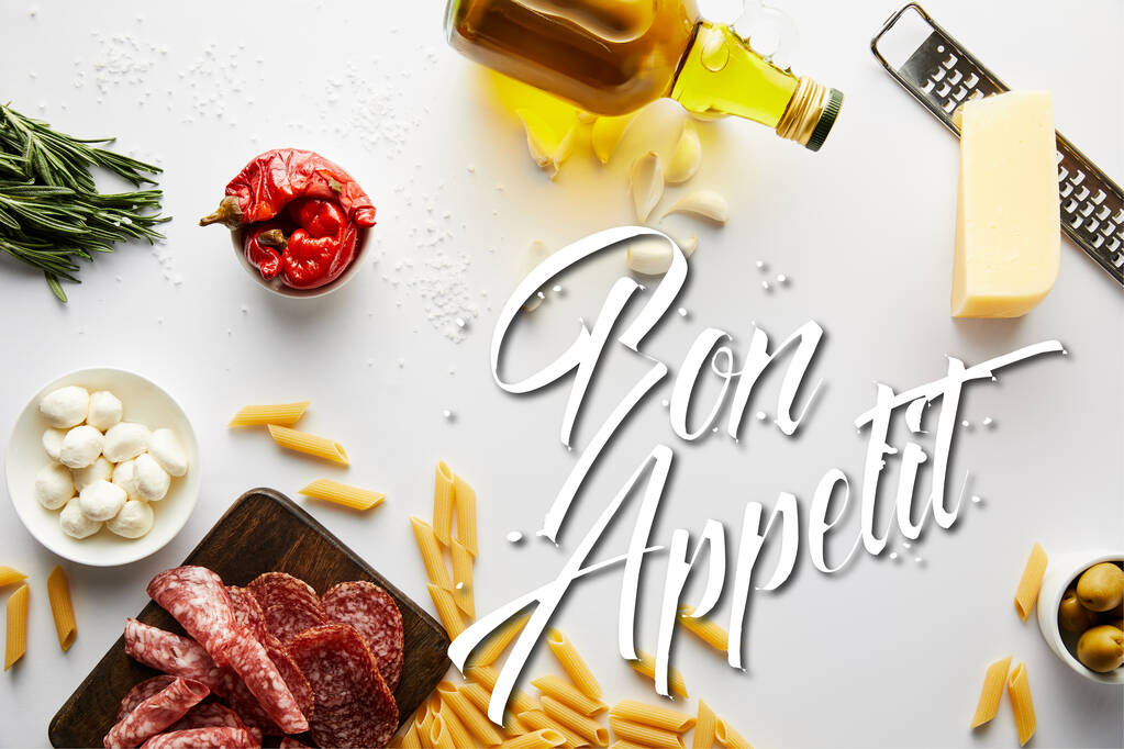 Κάτοψη του μπουκαλιού με ελαιόλαδο, πιατέλα κρέατος, τρίφτη, ζυμαρικά και συστατικά σε λευκό, bon appetit illustration - Φωτογραφία, εικόνα