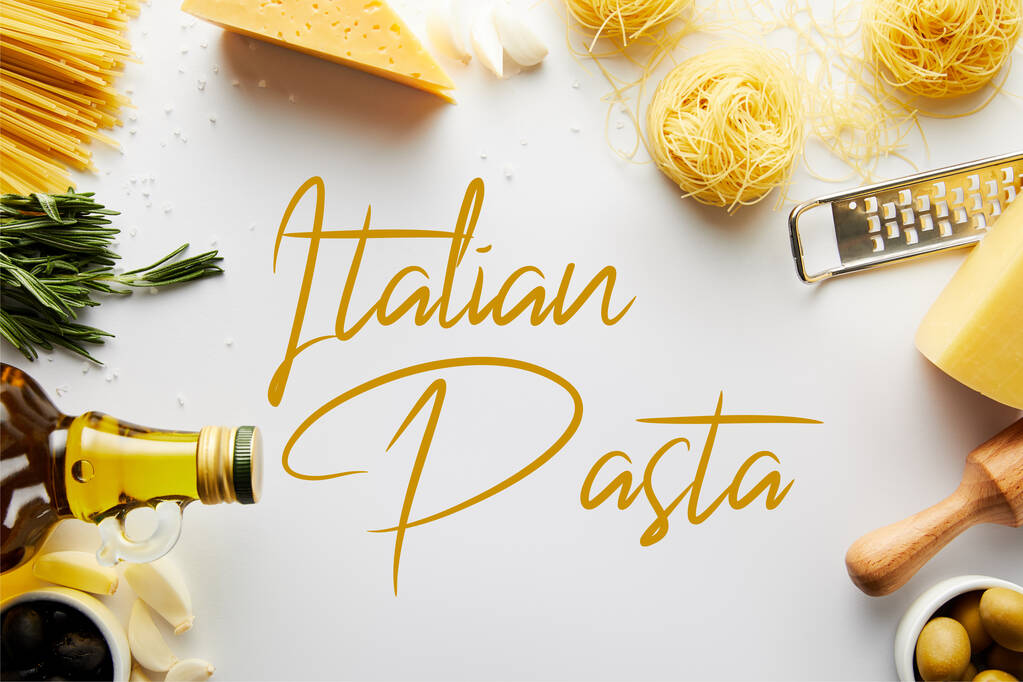 Bovenaanzicht van deegroller, rasp, fles olijfolie, pasta en ingrediënten op witte achtergrond, Italiaanse pasta illustratie - Foto, afbeelding