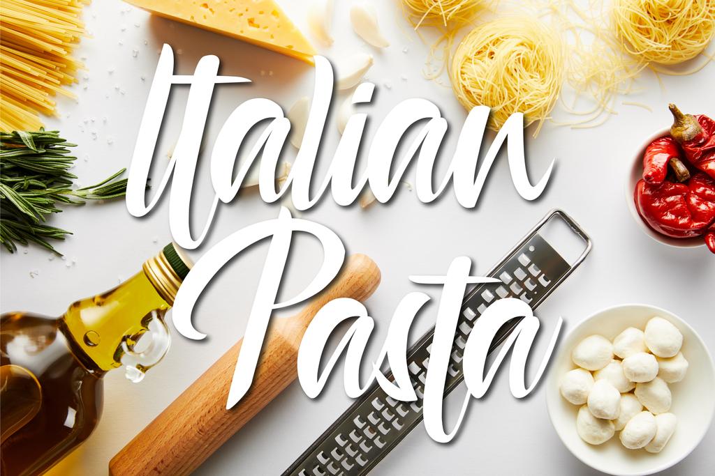 Vue du dessus de rouleau à pâtisserie, bouteille d'huile d'olive, râpe, pâtes et ingrédients sur blanc, illustration de pâtes italiennes
 - Photo, image