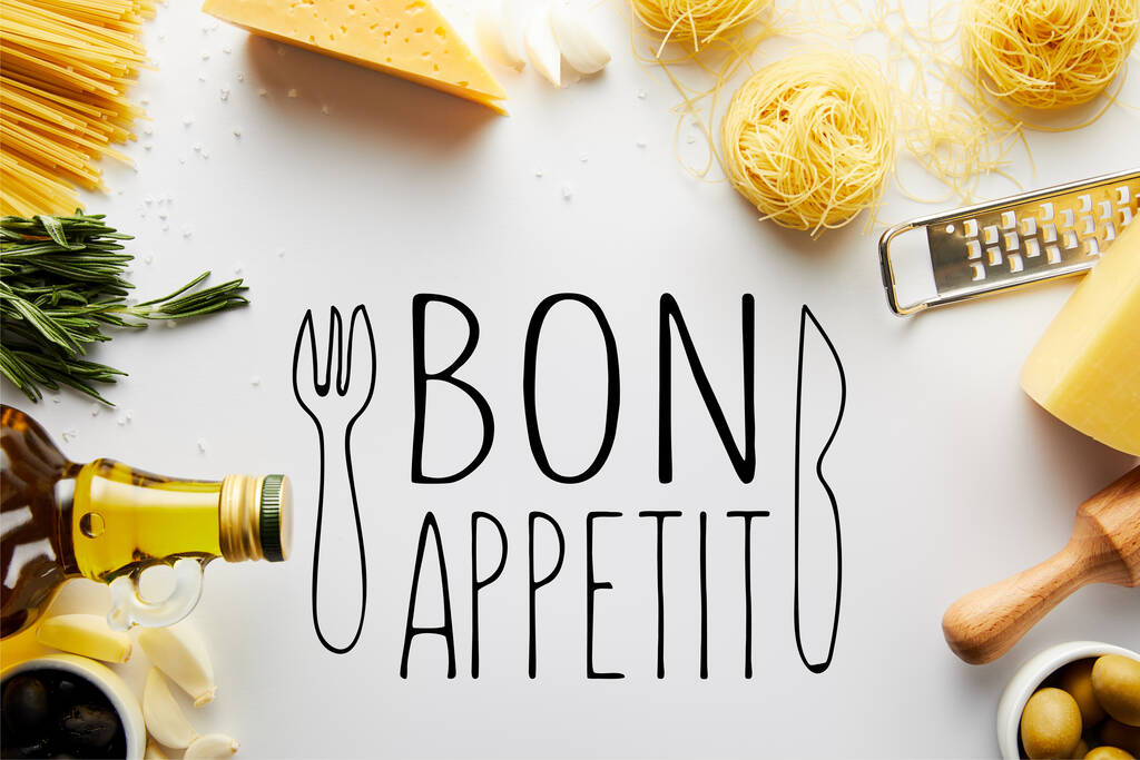 Vista dall'alto di mattarello, grattugia, bottiglia di olio d'oliva, pasta e ingredienti su sfondo bianco, illustrazione bon appetit
 - Foto, immagini
