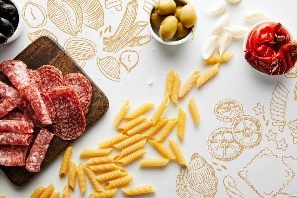 Bovenaanzicht van pasta, zeezout, knoflook, vleesschotel en schalen met olijven en gemarineerde chili pepers op witte achtergrond, voedselillustratie - Foto, afbeelding