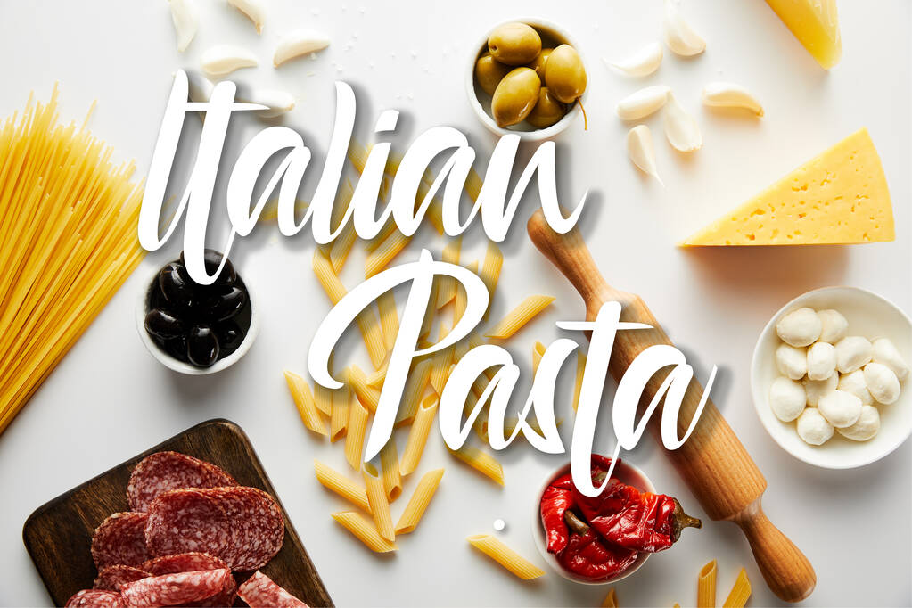 Vista dall'alto di piatto di carne, mattarello, pasta e ingredienti su sfondo bianco, illustrazione pasta italiana
 - Foto, immagini