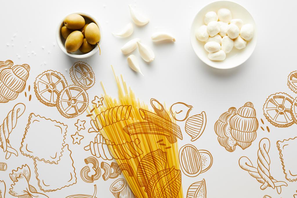 Vista dall'alto di spaghetti, aglio, sale marino e ciotole con olive e mozzarella su sfondo bianco, illustrazione alimentare
 - Foto, immagini