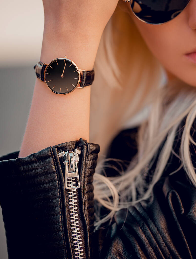 Κομψό μαύρο ρολόι στο χέρι γυναίκα - Φωτογραφία, εικόνα