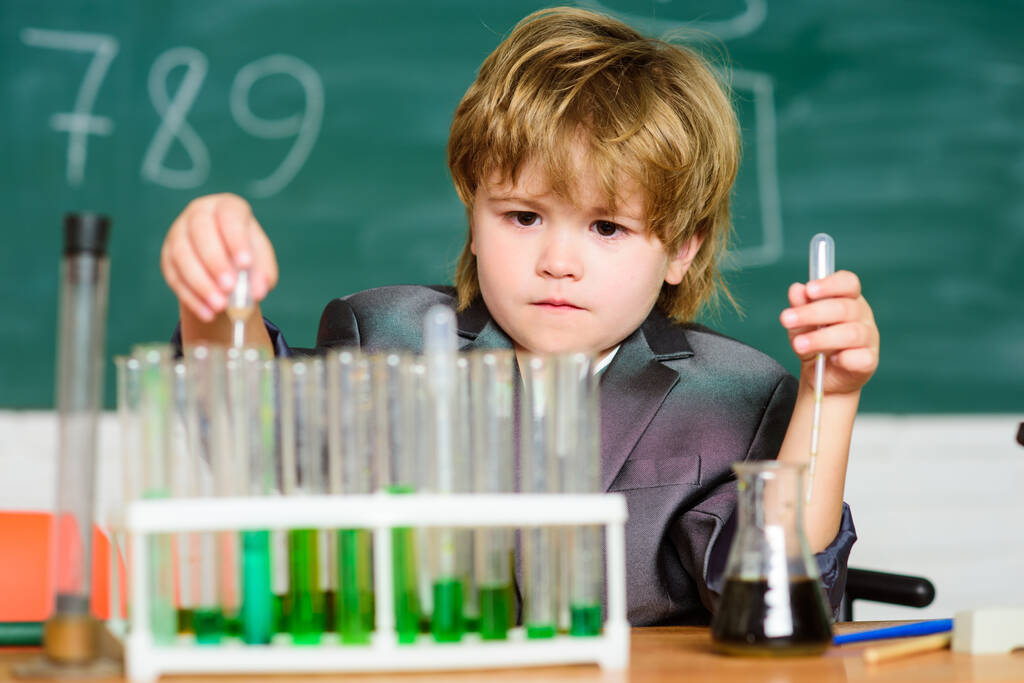 子供は化学を学ぶ。バイオテクノロジーと薬局。天才弟子。教育の概念。化学の実験者だ。少年試験管の液体化学。化学分析。才能ある科学者 - 写真・画像