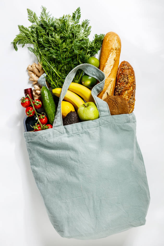 エコフレンドリーな再利用可能なショッピングバッグ有機食品でいっぱい - 写真・画像