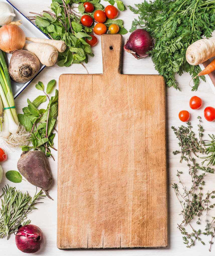 Snijplank en verse biologische groenten voor lekker veganistisch of vegetarisch koken, bovenaanzicht, frame, kopieerruimte - Foto, afbeelding