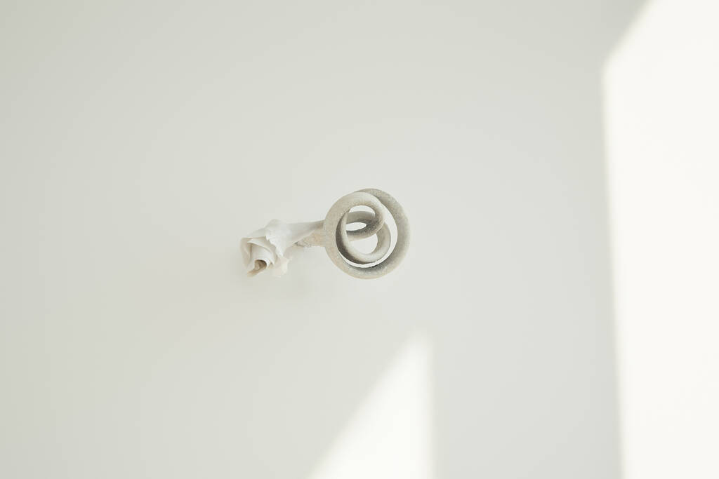 sluneční svit na bílé stěně s roztrhaným papírem u drátu  - Fotografie, Obrázek