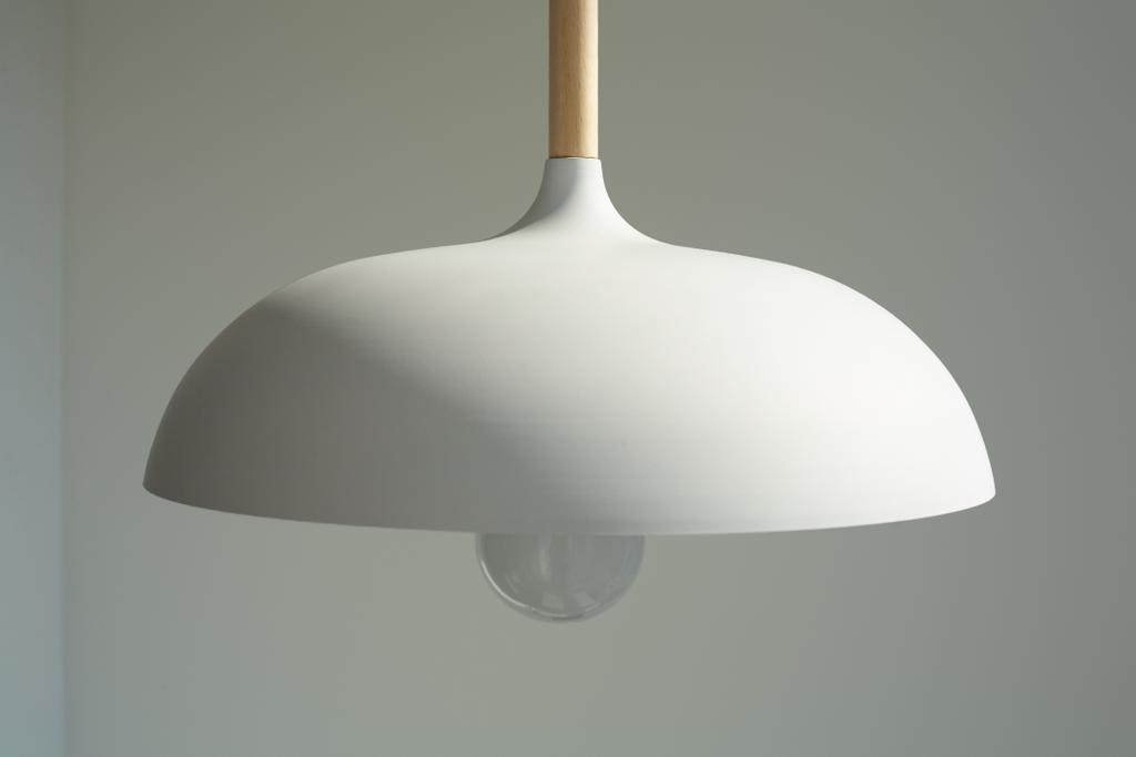 közeli-ból fehér és modern lámpa villanykörte közel fal - Fotó, kép
