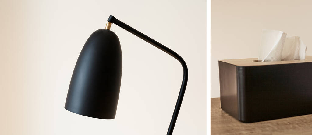 Collage aus Seidenschachtel mit Serviette auf Holztisch und moderner schwarzer Lampe  - Foto, Bild